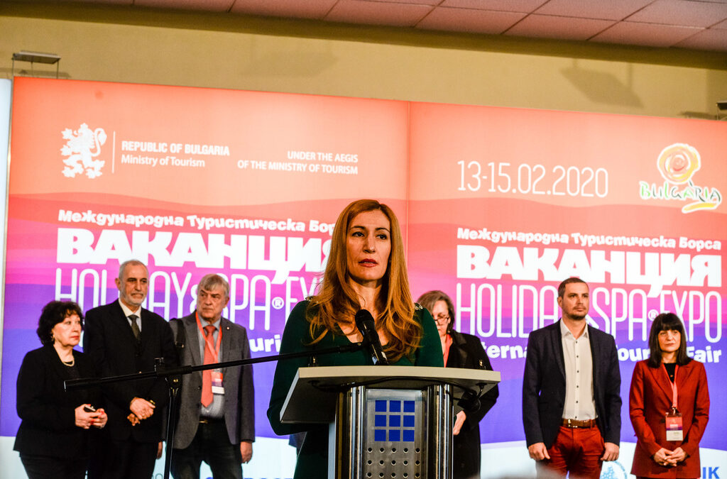 Туроператори искат Ангелкова спешно да обясни, че не могат да върнат веднага пари