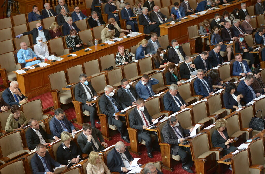 Единодушно партиите подкрепят ветото на президента върху мерки в закона за извънредното положение
