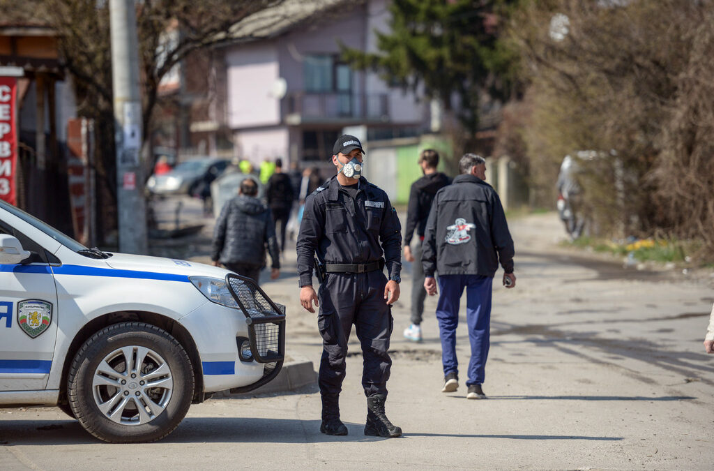 Защо вместо да вложим усилие в активно и агресивно проследяване и изолиране на носителите на вируса, влагаме непропорционално големи средства и усилия да изолираме цялото население? Защо вместо да вложим усилие в активно и агресивно проследяване и изолиране на носителите на вируса, влагаме непропорционално големи средства и усилия да изолираме цялото население?