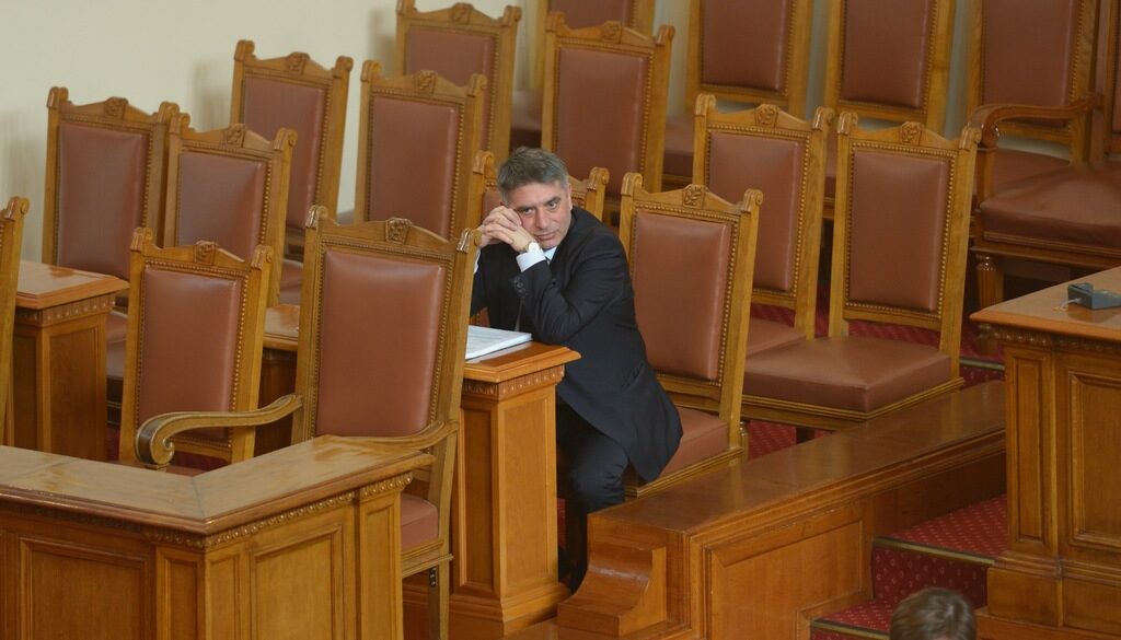 Крайно време е г-н Данаил Кирилов да осъзнае, че България е приела юрисдикцията на ЕСПЧ още през 1992 г. и това означава, че единствено този съд е компетентен да се произнася по допустимостта и основателността на отправените към него жалби.