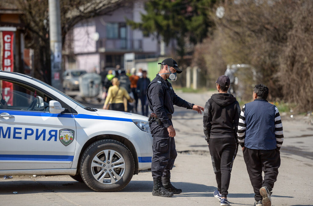 Колективното изолиране на малцинствата в техните квартали изпраща изключително опасно послание: че властите вдигат ръце от тях, че малцинствата не са част от нацията и че във време на опасност държавата не е (и) тяхна.