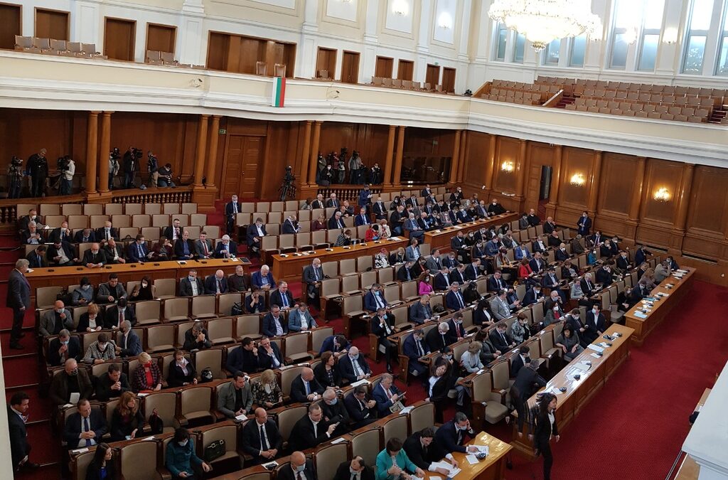Парламентът премахна фиксираните цени и санкциите за невярна информация (хронология)