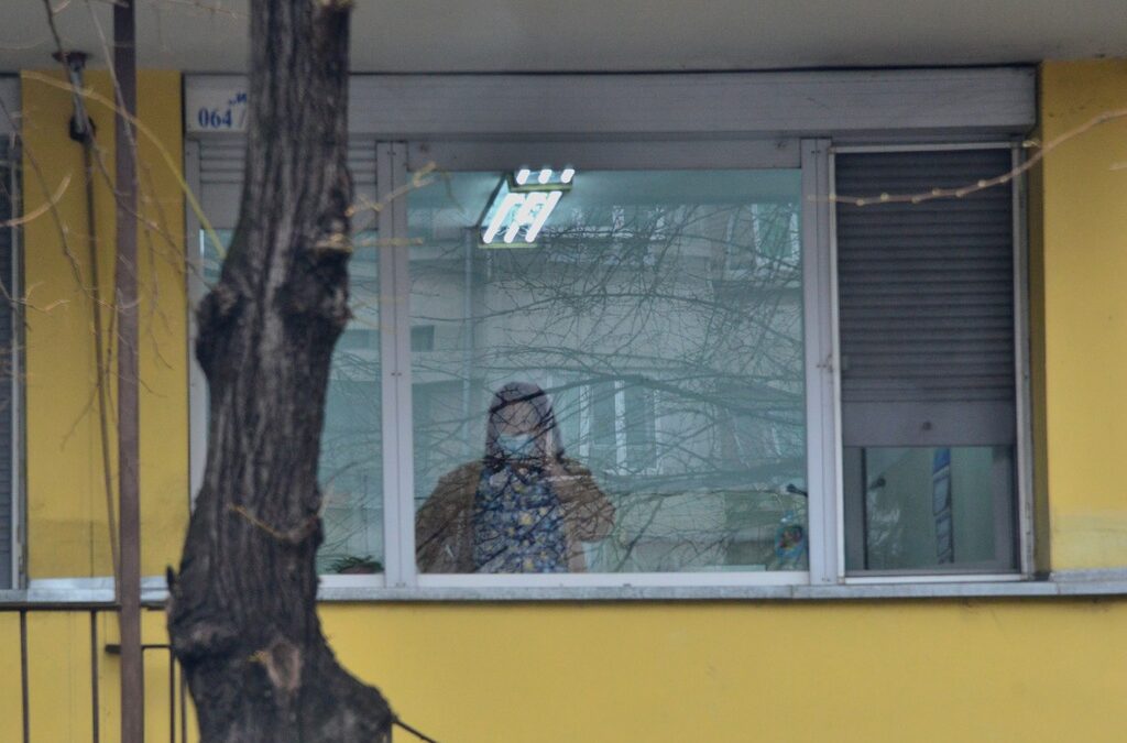 Психотерапевтите предупреждават особено за опаснотите на социалната изолация, която в момента е една от най-сериозните мерки, препоръчани за превантивно справяне с пандемията.