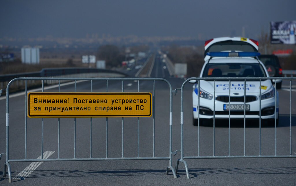 С нова заповед от днес министърът на здравеопазването позволи да се пътува не само по работа, но и за да се грижите или снабдите с продукти от първа необходимост себе си или ваши близки, които нямат тази възможност.