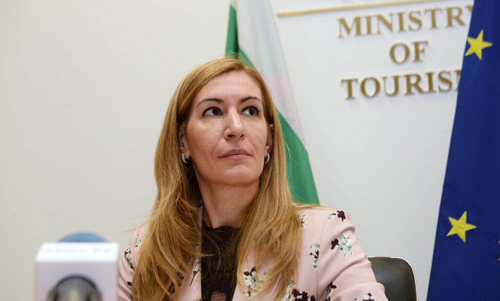 Туристическият бранш поиска оставката на Николина Ангелкова (допълнена)
