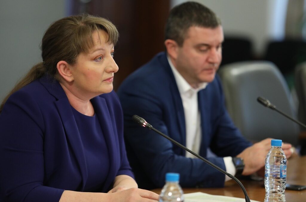 Социалният министър Деница Сачева и министърът на финансите Владислав Горанов.