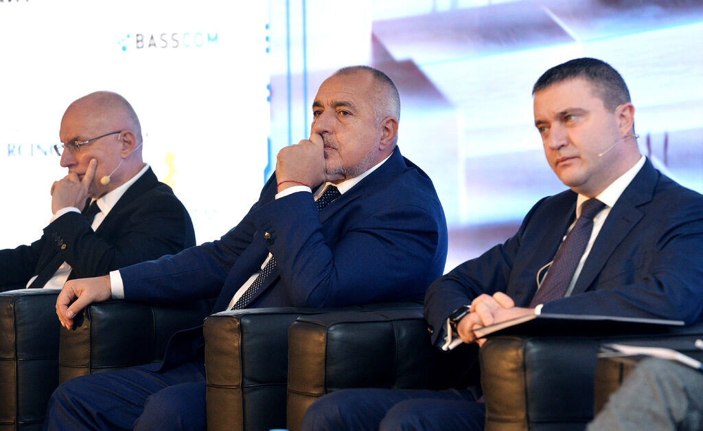България тръгва към рецесия, носенето на маски навън стана задължително (хронология)