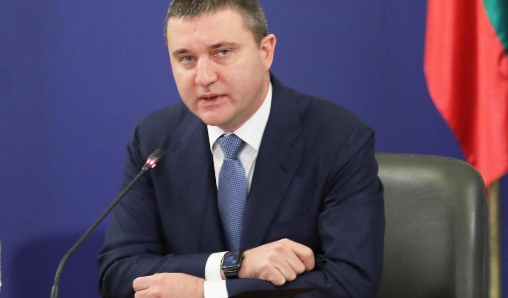 Кабинетът очаква 2.4 млрд. лв. по-малко приходи от данъци