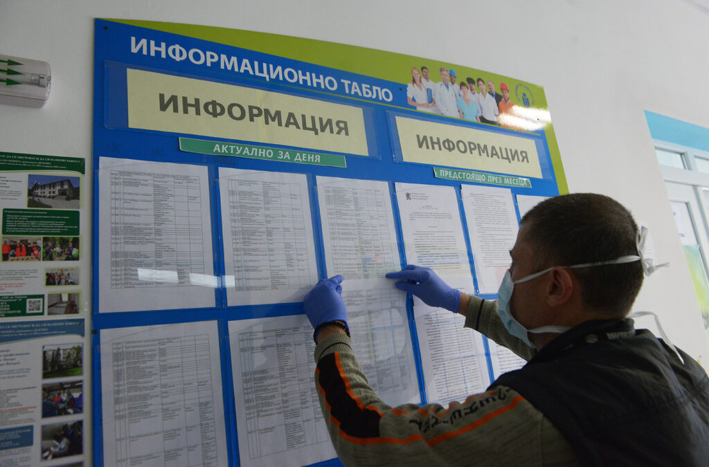 Проблемът е, че нито една мярка не достига до самонаетите, хората със свободни професии, малките и доста от средните фирми, сезонните работници, завръщащите се от чужбина, стотиците хиляди българи, които не работят на трудов договор Проблемът е, че нито една мярка не достига до самонаетите, хората със свободни професии, малките и доста от средните фирми, сезонните работници, завръщащите се от чужбина, стотиците хиляди българи, които не работят на трудов договор