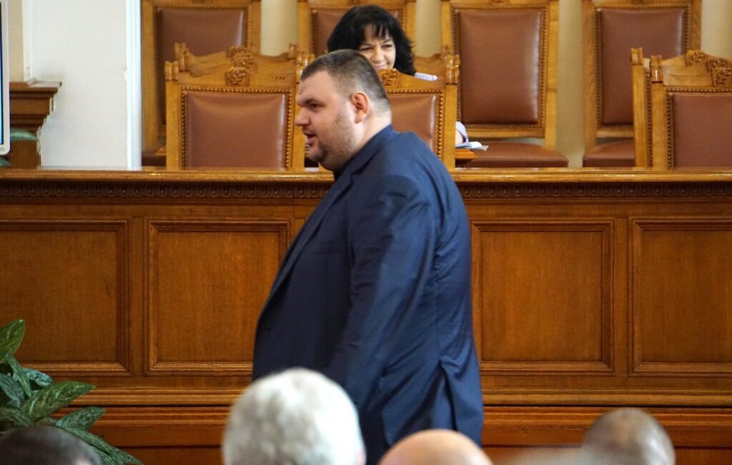 Депутатът от ДПС Делян Пеевски придобива имота за близо 3 млн. лв. според Имотния регистър