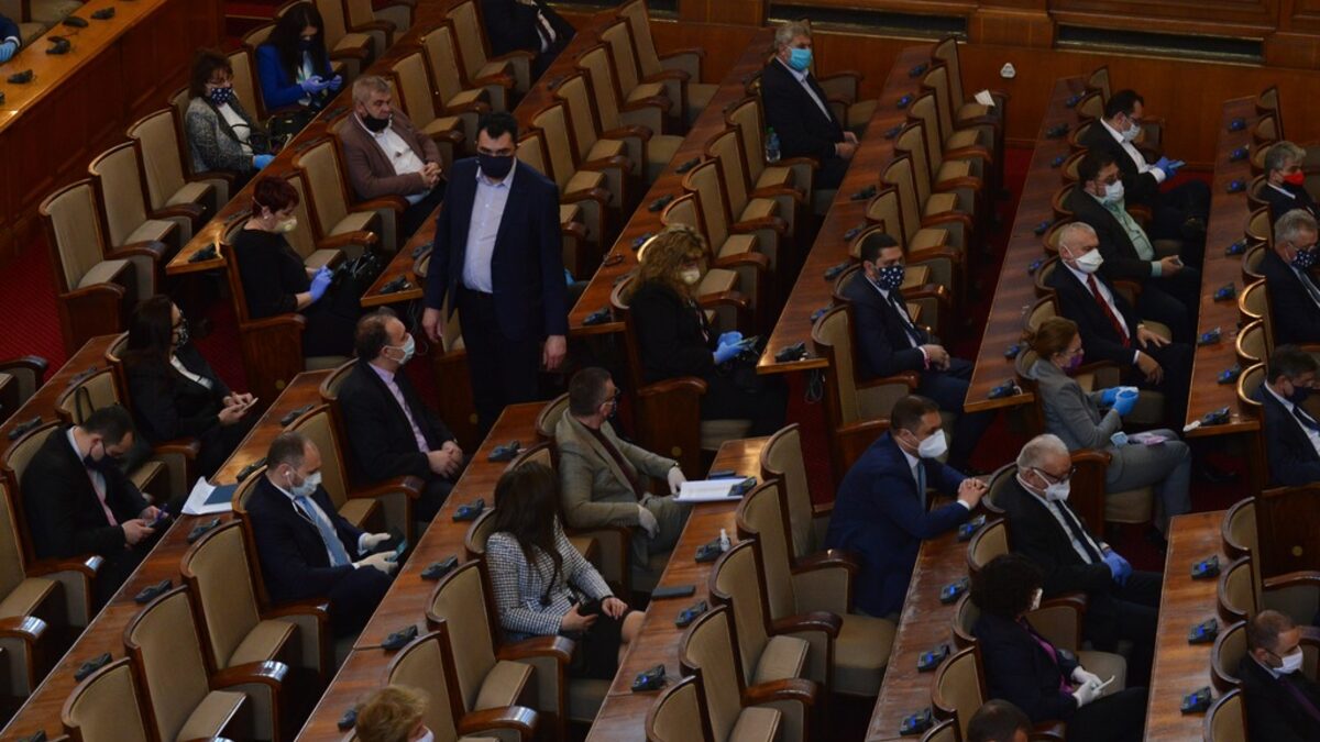 Парламентът удължи извънредното положение в България до 13 май (хронология)