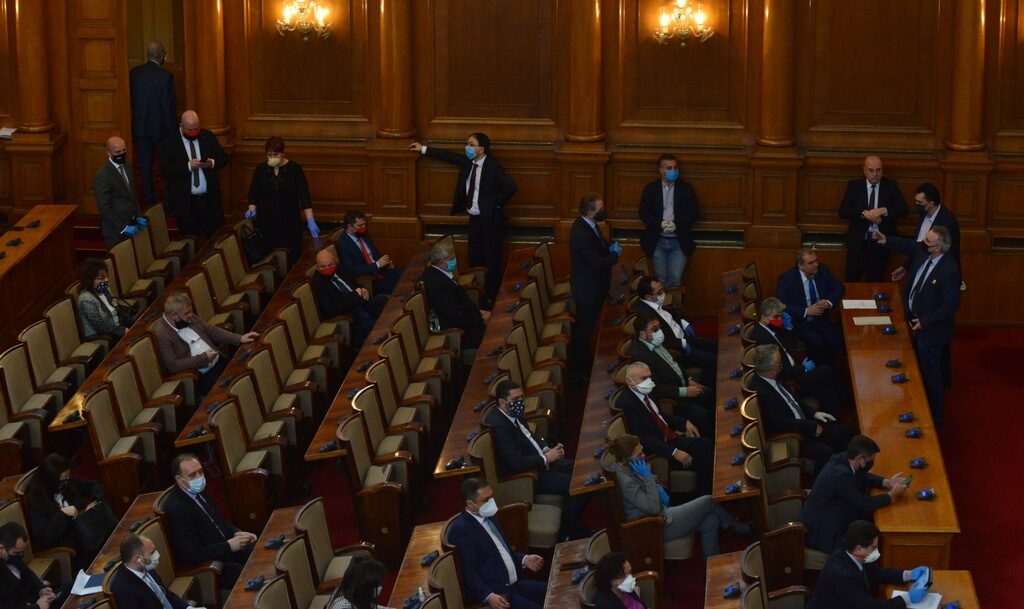 Парламентът прие на първо четене промените в Закона за мерките и действията по време на извънредното положение.