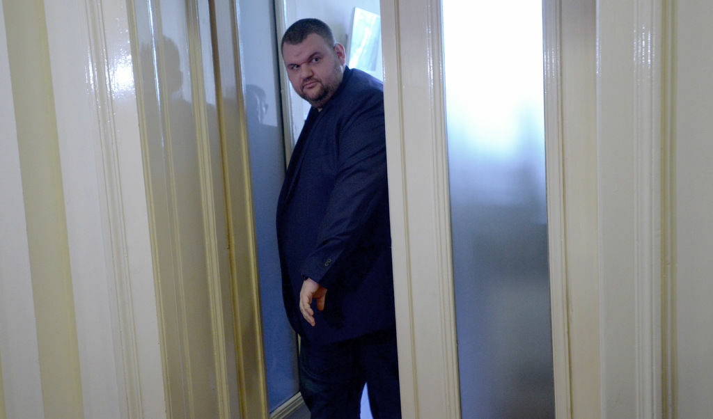 Пълната истина за реалното богатство на депутата Пеевски се знае единствено от неговите адвокати, които днес също са измежду големите дарители за борба с коронавируса. Пълната истина за реалното богатство на депутата Пеевски се знае единствено от неговите адвокати, които днес също са измежду големите дарители за борба с коронавируса.