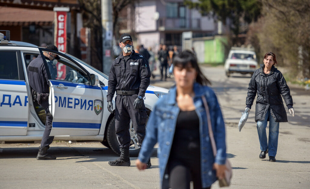 Налагането на карантина е възможно единствено за хора с установено носителство на заболяването при извършване на обективна преценка, че това е единственият възможен начин за предотвратяване заразяването на други.