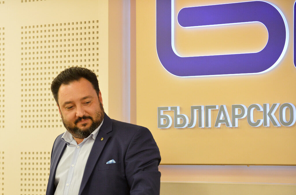 Светослав Костов заемаше поста генерален директор на БНР от началото на юли м.г., а три месеца и половина по-късно СЕМ го освободи заради спирането на сигнала на програма "Хоризонт".