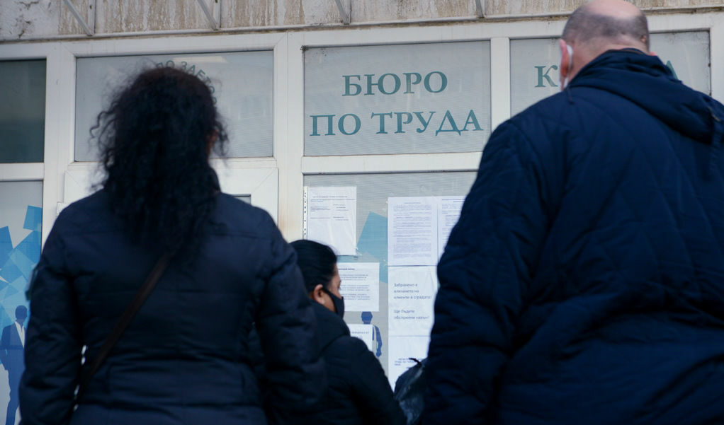 Новите безработни идват, от една страна, от засегнатите от кризата предприятия у нас, от друга, от връщащите се от чужбина българи, оказали се без досегашната си заетост.