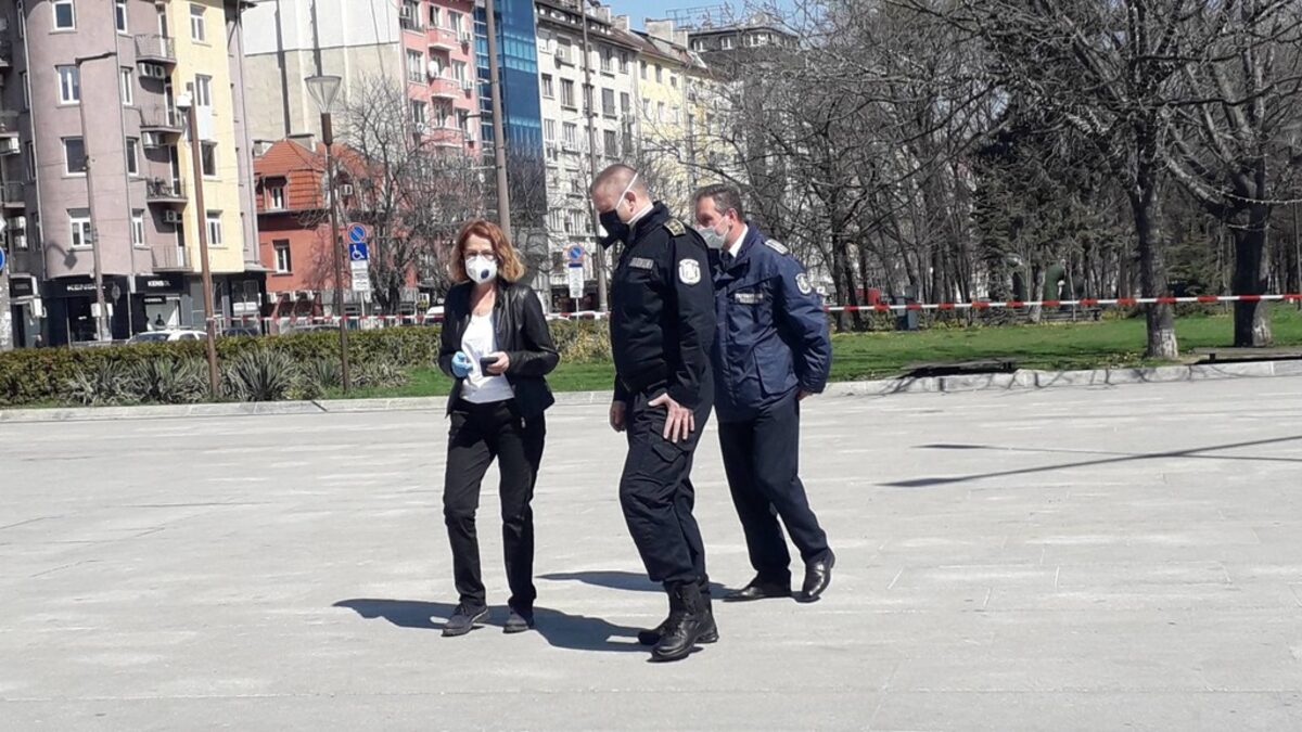 Кметът Фандъкова инспектира парка пред НДК.