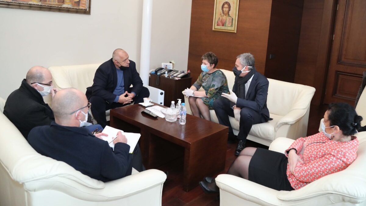 Срещата между Бойко Борисов, министър Десислава Танева и представителите на търговските вериги. Срещата между Бойко Борисов, министър Десислава Танева и представителите на търговските вериги.