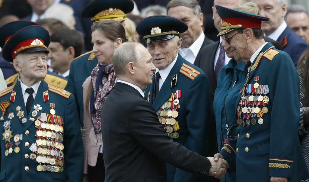 Руският президент Владимир Путин се ръкува с ветерани от Втората световна война. Снимката е от парада миналата година.
