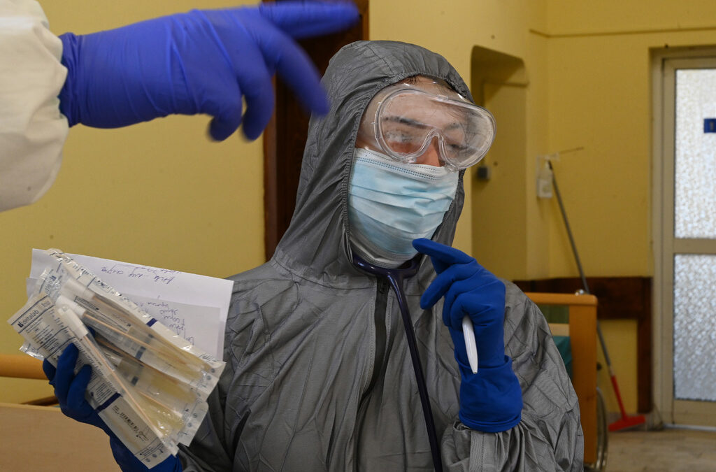 Коронавирусът в България: Четирима починали за денонощие и София под блокада (хронология)