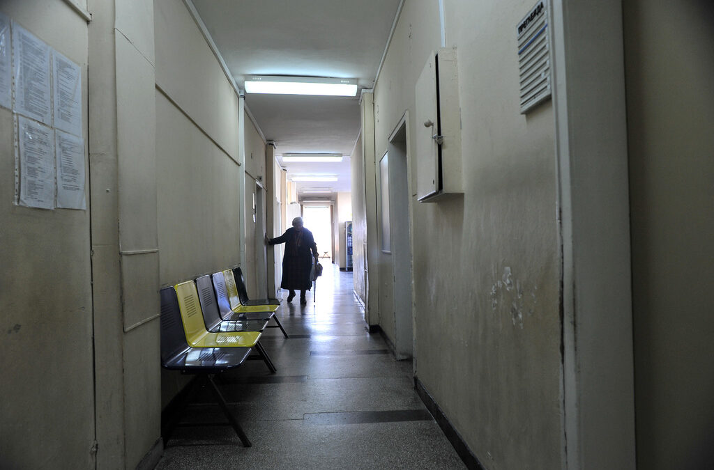 За този един месец, в който здравната система почти спря да функционира в очакване на епидемия, каквато нямаше, успя да се натрупа критична маса болни.