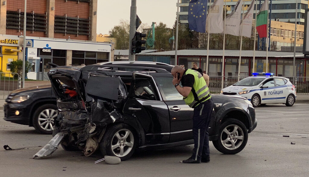 Автомобилът на Милен Цветков бе ударен в задната част на кръстовището пред мол "Парадайс".