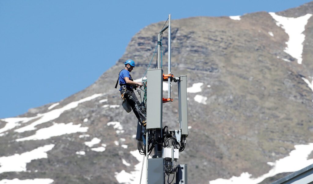 5G и COVID-19 - взривоопасната смес, която развълнува звездите и ботовете 5G и COVID-19 - взривоопасната смес, която развълнува звездите и ботовете