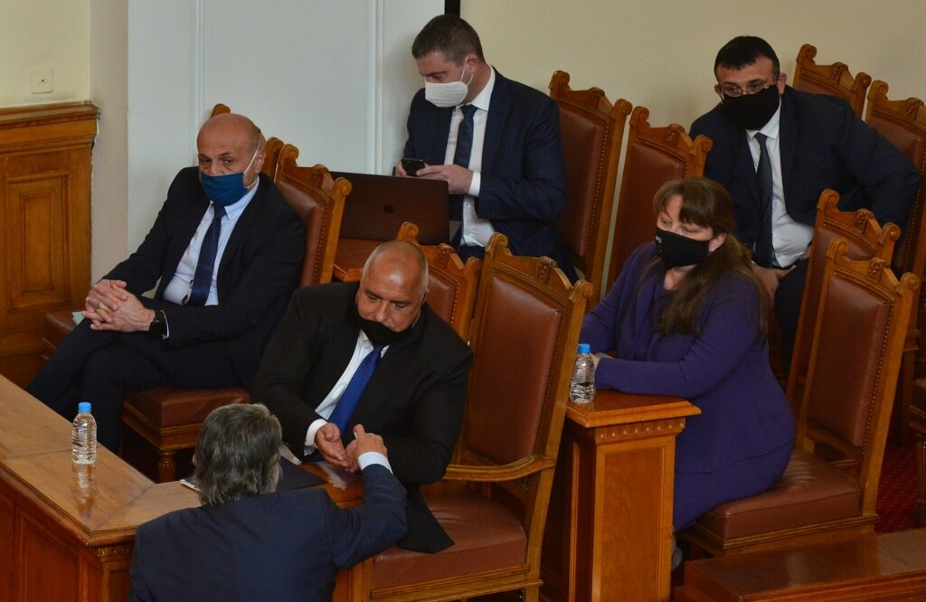 Много по-реалистично би било да се каже какво е реалното състояние на разпространение на заболяването. Мястото на този дебат е в Народното събрание, не на пресконференции.