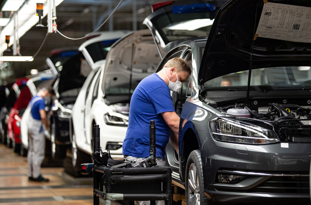 Гермаската автоиндустрия започна да отваря заводите и е по-оптимистична заради съживяването на биднеса с Азия.