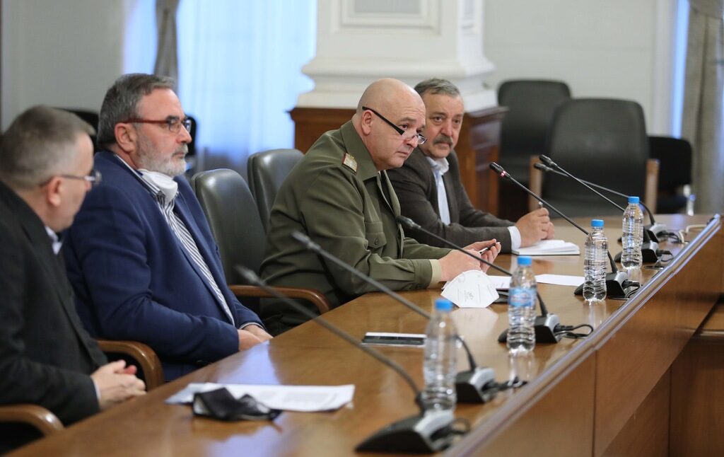 И само си помислете, че вместо Мутафчийски и компания можехме да имаме всекидневни и извънредни брифинги само на Борисов, Каракачанов и Ананиев.