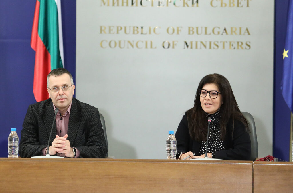 Доц. Димо Димов, секретар на Националния оперативен щаб и Севделина Арнаудова, ръководител на правителствената пресслужба.