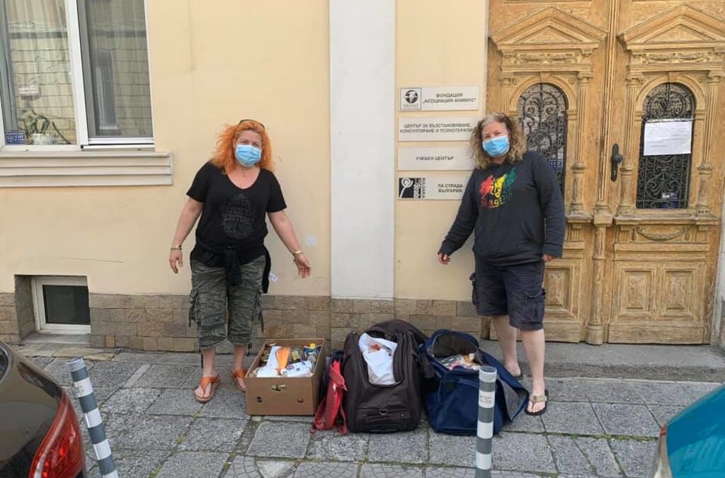 Светла Паркър (вляво) и Ан Грифин пред кризисния център за жени пострадали от насилие "Света Петка" в София, където доставят храна и други неща за жените в нужда.