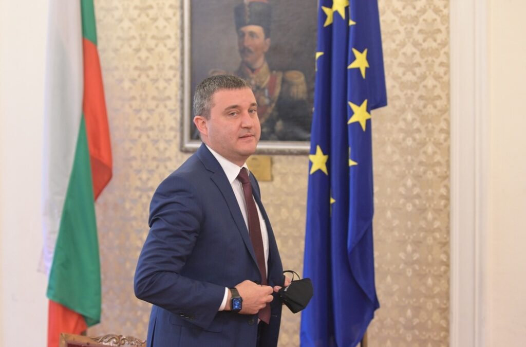 БСП иска от Горанов уволнения заради несъбраните 700 млн. лв. такси за хазарт от Божков