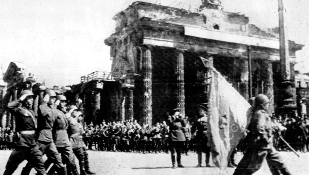 Парад на Червената армия пред Бранденбургската врата, 20 май 1945г.
