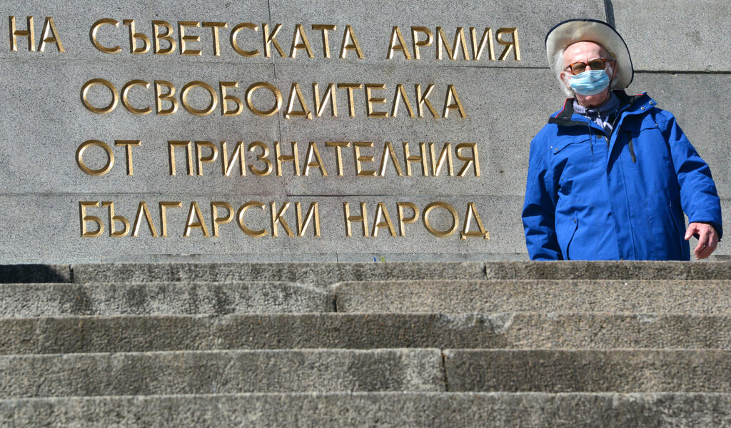 "Съветските паметници в България днес са изненадващо много. Не става въпрос само за Альоша на тепето и за М.О.Ч.А. в центъра на София, които като че ли забелязваме повече, за сметка на останалите. В нашите градове и села, къде на по-видимо място, къде по-встрани, тези символи на окупацията присъстват в живота ни. Дали ги игнорираме или не, няма значение. Те са тук сред нас. Все още. Ревностно ги пази руското посолство, с колаборацията на местни власти", пише Атлантическият съвет.