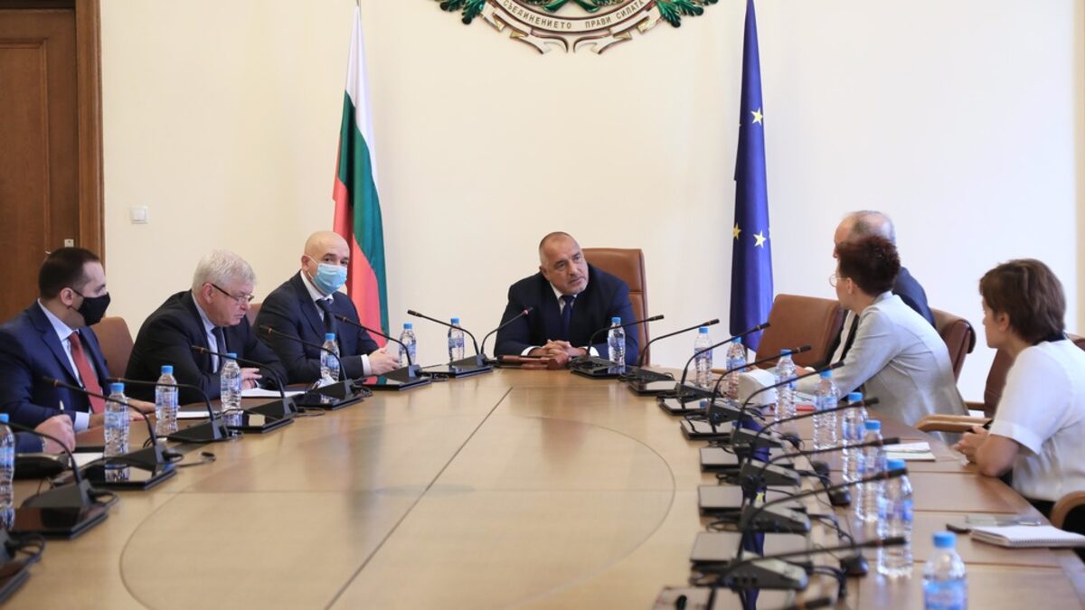 Моловете отварят в понеделник (допълнена)