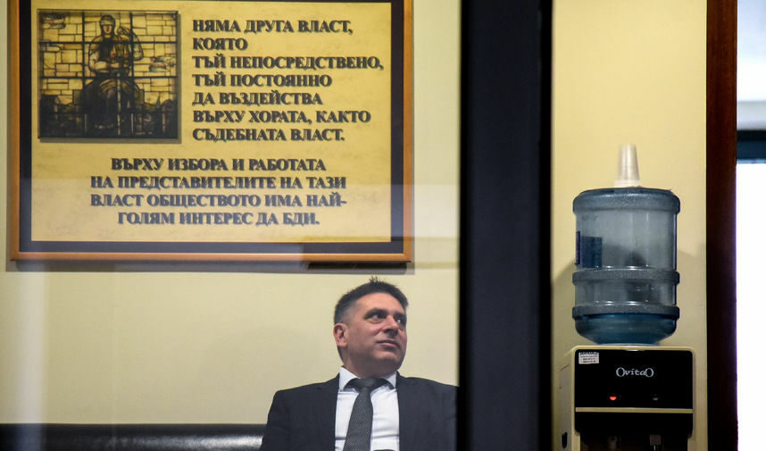 Мониторингът, за който се оплетоха управляващите