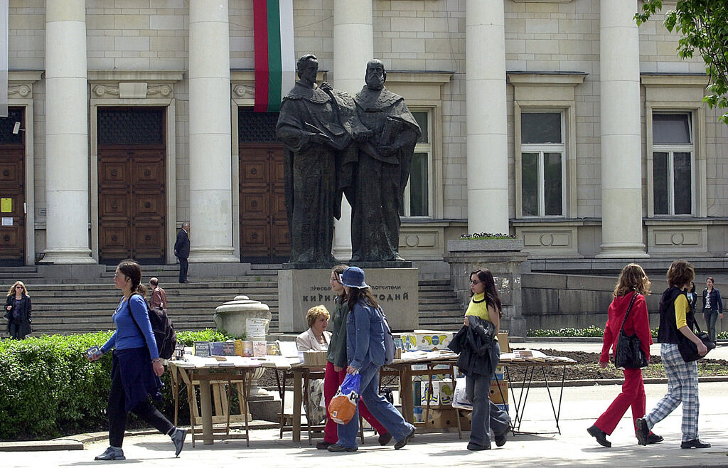 Износът на културна революция сред славянския свят представлява абсолютният български връх на световната културна сцена. Износът на културна революция сред славянския свят представлява абсолютният български връх на световната културна сцена.