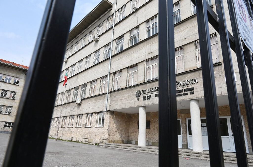 Институтът за изследвания в образованието публикува първоначално проучване доколко училищата и семействата са подготвени за провеждане на учебен процес изцяло в онлайн среда.