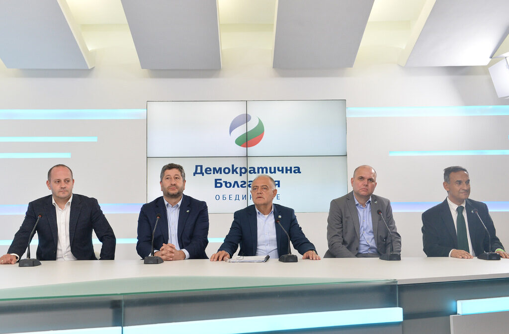 Националният план не може да бъде решение само на едно отиващо си правителство и неговото изработване не бива да става залог на предизборната кампания, която реално е в ход у нас, заявяват от "Демократична България".