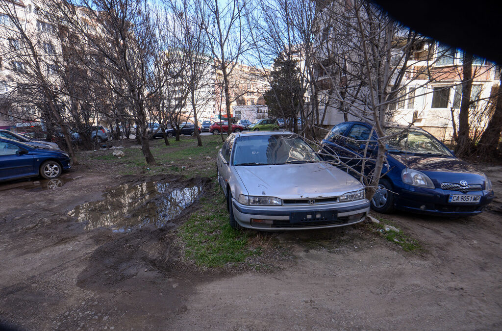 Масови глоби за коли, паркирани в зелените площи на София