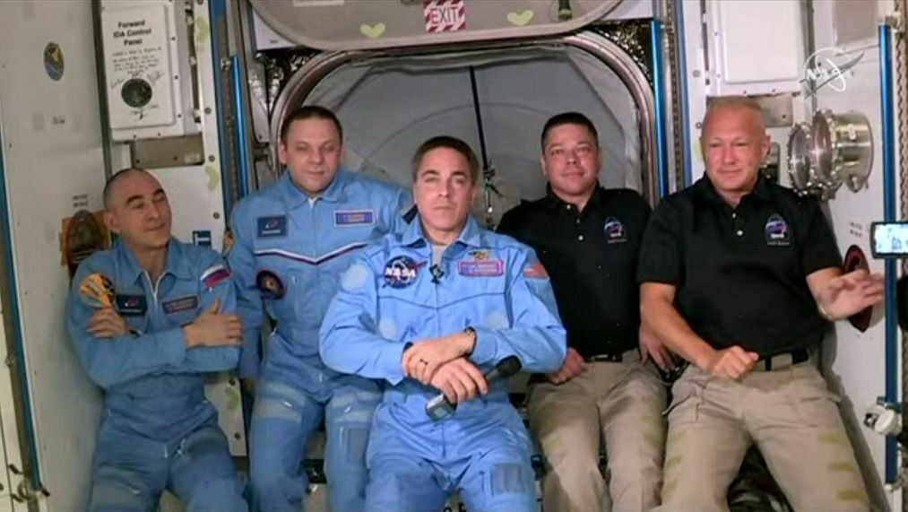 Астронавтите от полета на SpaceX заработиха в орбита, следващата цел е Луната Астронавтите от полета на SpaceX заработиха в орбита, следващата цел е Луната