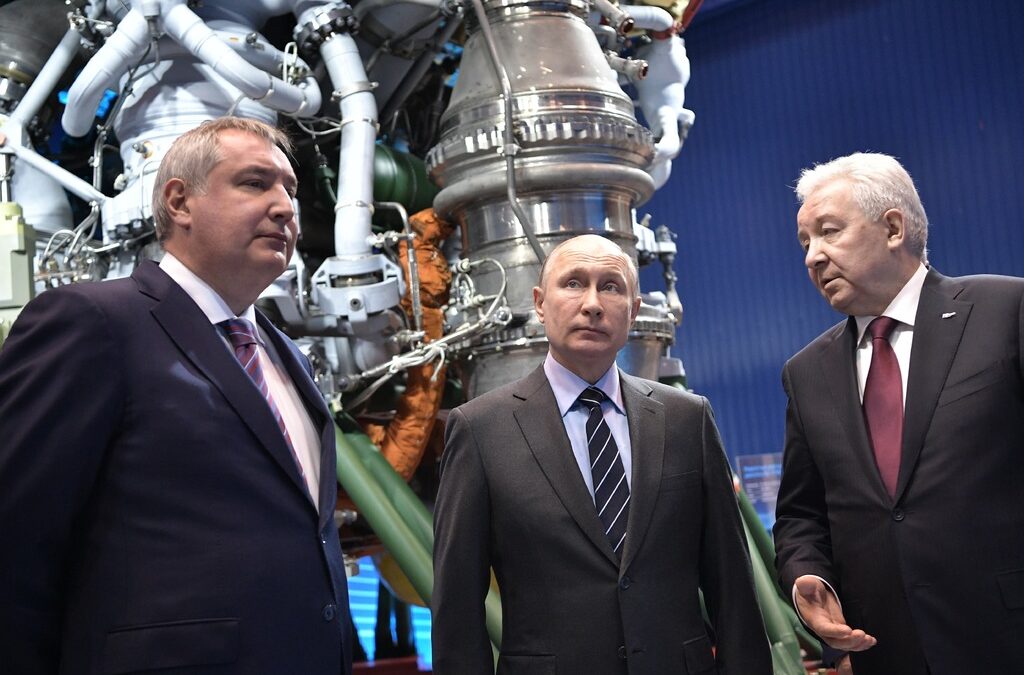 Дмитрий Рогозин с президента Владимир Путин и Игор Арбузов, генерален директор на компанията "Енергомаш". Дмитрий Рогозин с президента Владимир Путин и Игор Арбузов, генерален директор на компанията "Енергомаш".