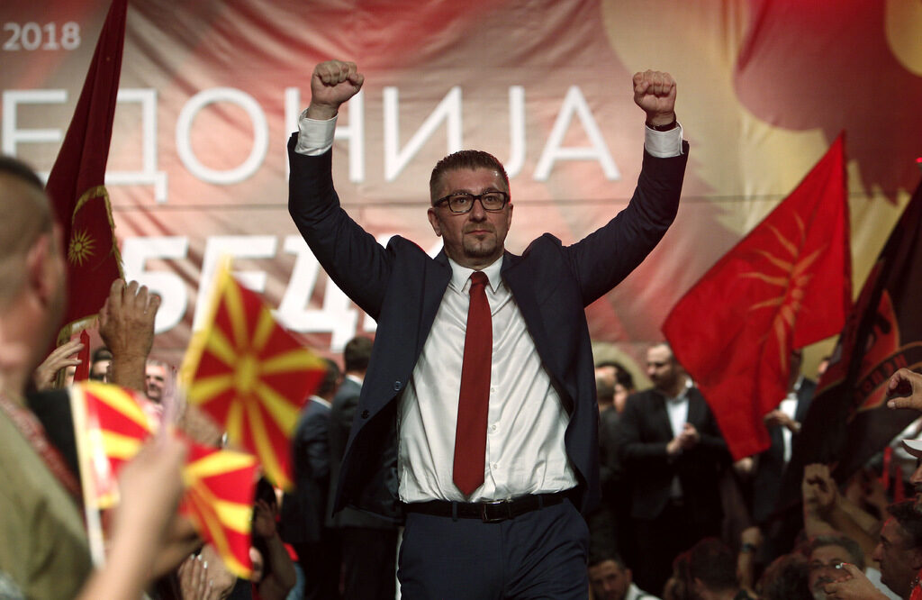 Лидерът на опозицията Християн Мицкоски обвинява социалдемократите на премиера, че искат избори, докато Северна Македония регистрира нови случаи "колкото на целите Балкани".