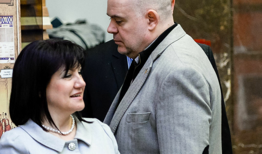 Има ли в парламента политическа сила, която да покани Гешев, да му постави този въпрос и да получи еднозначен отговор, пита Христо Иванов. Има ли в парламента политическа сила, която да покани Гешев, да му постави този въпрос и да получи еднозначен отговор, пита Христо Иванов.