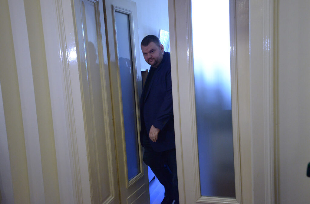 И въпреки че депутатът е активен, а сферите, в които прави законодателни предложения, са от бебешки стоки до медии и банки, той продължава да не идва на работа в парламента