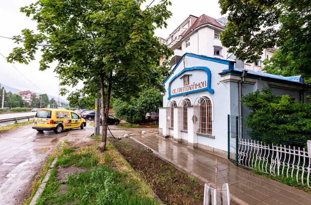 Локалното платно сега отделя храма "Св. Панталеймон" от движението по бул. "Цар Борис III".