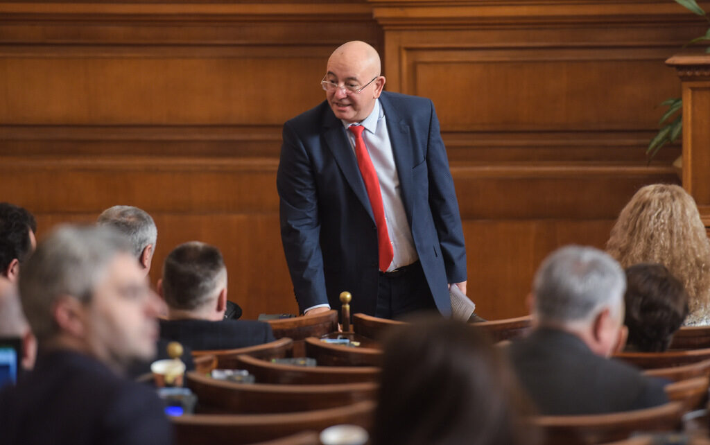 Спекулират и ме противопоставят на премиера за Алепу, заяви Емил Димитров