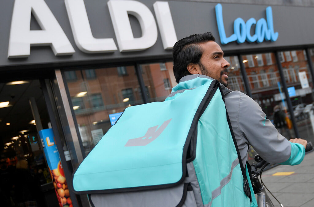 Изоставащи от промените, Aldi и Lidl гледат към доставките на храни по домовете