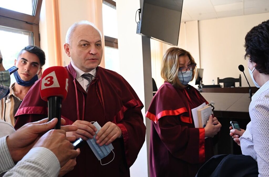 "Не следва ли сега да се дискутира публично чия е отговорността за неправомерно обвинение?", пита Полина Паунова от "Свободна Европа".